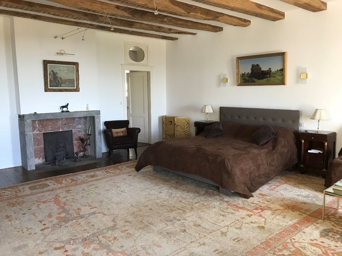 Chambre double de luxe Comte Armagnac 

Située au deuxième étage accessible par le grand escalier, elle offre une vue exceptionnelle sur la campagne environnante.
-------------------------------------------------------------------------------

Équipements : Grand lit 180x200, Minibar, Bouilloire électrique, Sodastream, Coffre-fort, Chaînes à la carte, Télévision à écran plat,  Fer à repasser, Bureau, Coin canapé, Dressing, Chaînes satellite, Chaînes canal +, Cheminée, poutres en chêne, parquet ancien, tapis, Vue sur le jardin, Linge de maison...
Une connexion Wi-Fi gratuite est disponible dans toutes les pièces du château.
-------------------------------------------------------------------------------
The Comte Armagnac double room

Located on the second floor (accessible by stairs only), it offers a splendid view on the countryside.

Room Facilities: King size bed (180x200) Minibar, Sodastream, Electric kettle, Safe, Flat screen TV with Satellite channels, Desk, Sitting area, , Fireplace, oak beams, Sofa, Hardwood/Parquet floors, Wardrobe/Closet, 
Free WiFi is available in all rooms. 


