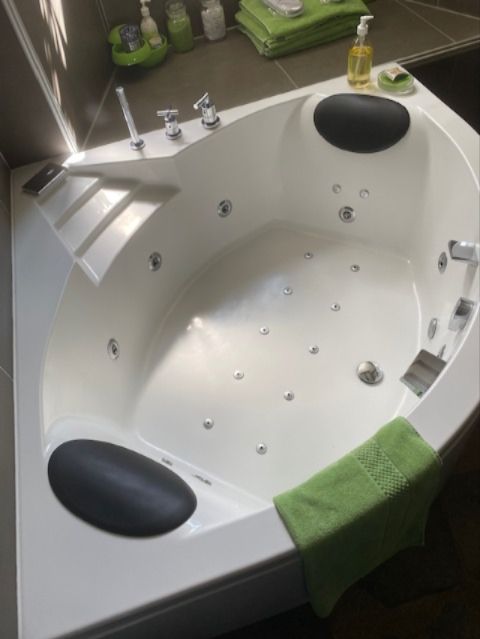 salle de bain Mgr Frayssinous - Une salle de bain de 11m2 spacieuse avec une grande douche à l'italienne et une grande baignoire d'angle balnéothérapie

équipements : sèche-cheveux, peignoirs, serviettes de bain, articles de toilettes, chaussons, TV TNT, WIFI.
-------------------------------------------------------------------------------
 The Mgr Frayssinous bathroom
a very spacious bathroom with a walk in shower and a uge balneotherapy bathtub

bathroom facilities: Hairdryer, Free toiletries, bathrobe, Slippers, towels, TV, WIFI