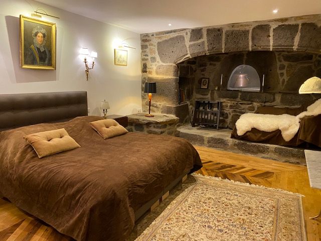 La Chambre standard Général de Castelnau

Situé au rez de chaussé dans l'aile gauche du château elle est accessible par le grand escalier ou par son accès direct et indépendant donnant sur la terrasse du château, cette chambre n'offre pas de vue exceptionnelle sur la campagne environnante mais a un charme fou car elle dispose d'un magnifique four à pain/pâtisserie datant du XIIIe s et d'un sol en chêne massif exceptionnel.
-----------------------------------------------------------------------------

Équipements : Grand lit double 180x200, Minibar, Bouilloire électrique, Sodastream, Coffre-fort, Chaînes à la carte, Télévision à écran plat, Fer à repasser, Bureau, Coin canapé, petit dressing, Chaînes satellite, Chaînes canal +, Cheminée, parquet ancien, tapis, Vue sur terrasse, Linge de maison...
Une connexion Wi-Fi gratuite est disponible dans toutes les pièces du château.
-------------------------------------------------------------------------------
The General de Castelnau Standard double room

Located on the ground floor , this room has no view on the countryside but a private access on the terrasse and  an amazing 13th century breadoven.It is really charming !

Room Facilities: King size bed (180x200) Minibar, sodastream, Electric kettle, Safe, Flat screen TV with Satellite channels, Fireplace, oak beams, Sofa, Hardwood/Parquet floors, Wardrobe/Closet,
Free WiFi is available in all rooms.